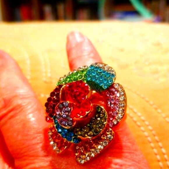 AUSTRIAN CRYSTALS IN THIS GORGEOUS RING!!! - Picture 2 of 8